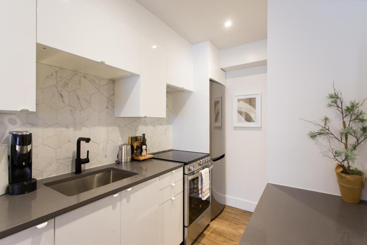 Blue Oasis Studio With Full Kitchen And Bath By Den Stays Montreal Exterior foto